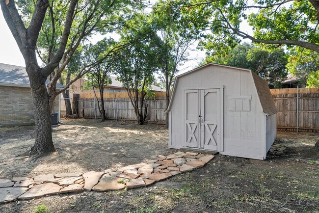 Building Photo - 6816 Westglen Dr