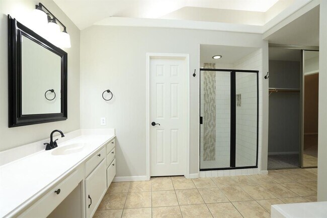 Building Photo - 17318 Shadow Valley Dr