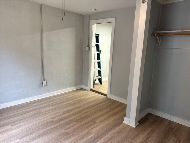 Building Photo - 912 W Cleveland St