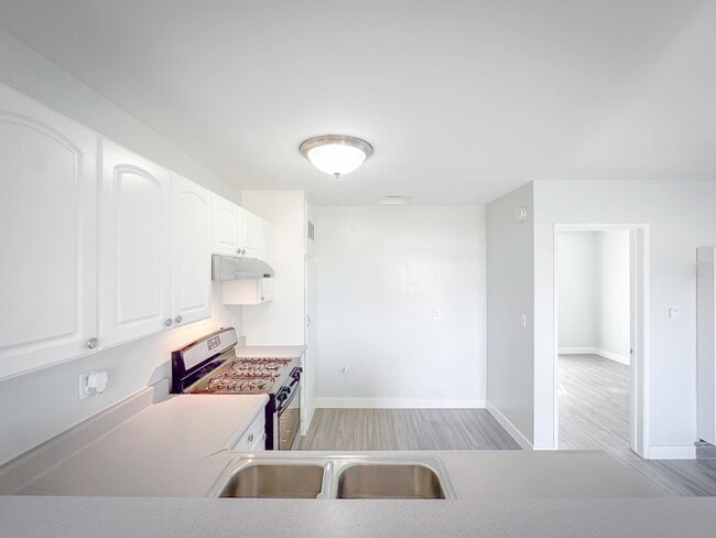 Building Photo - CUTE CONDO IN A DUPLEX W/ LARGE BACKYARD AVAILABLE FOR RENT!