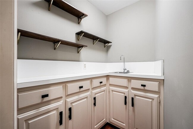 Building Photo - 6325 Glenbrook Ct