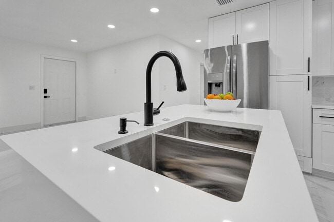 Building Photo - 4138 SW 48th Ct