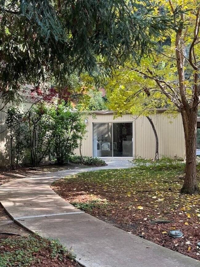 Building Photo - Spacious 1 Bedroom 1 Bath Upstairs Condo with a View