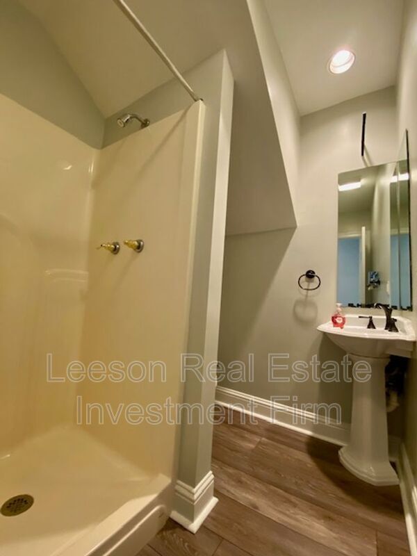 Building Photo - 5706 Wood Ridge Dr