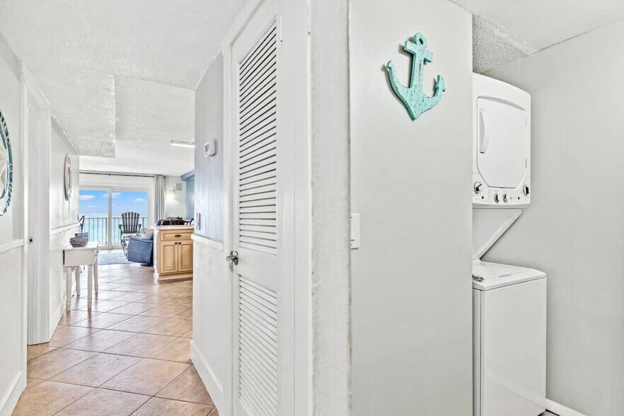 Building Photo - 8743 Thomas Dr