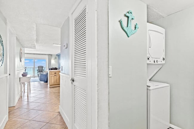 Building Photo - 8743 Thomas Dr