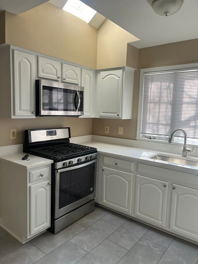 Building Photo - Linden Hill's House with Garage