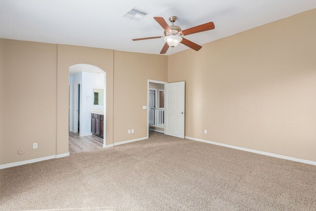 Building Photo - Spacious 4 bedroom home with full bath and...