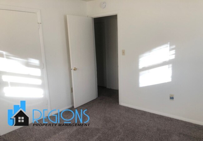 Building Photo - 824 E Washington St