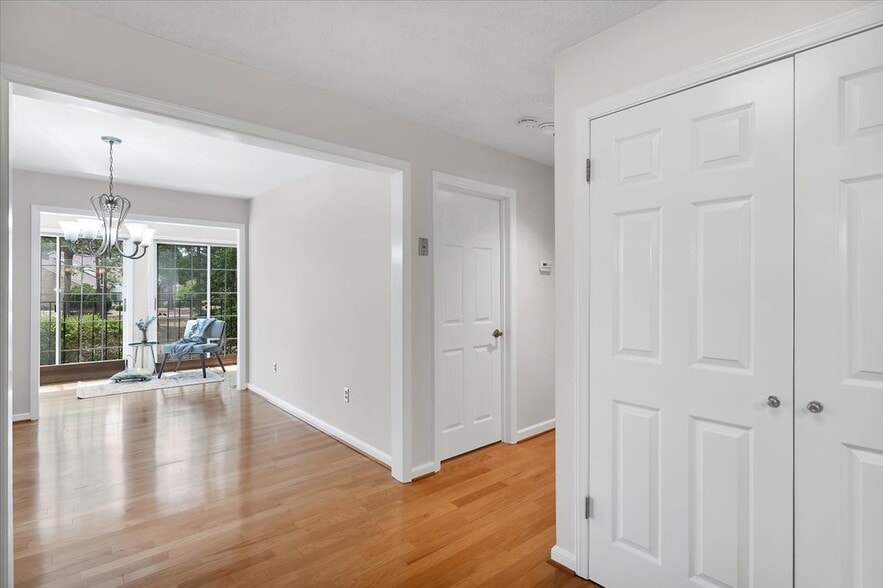 Building Photo - 10 Pinehurst Manor Dr