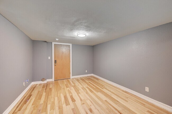 Building Photo - $995.95 - 1 bed, 1 bath charming Condo in the Heart of Denver!
