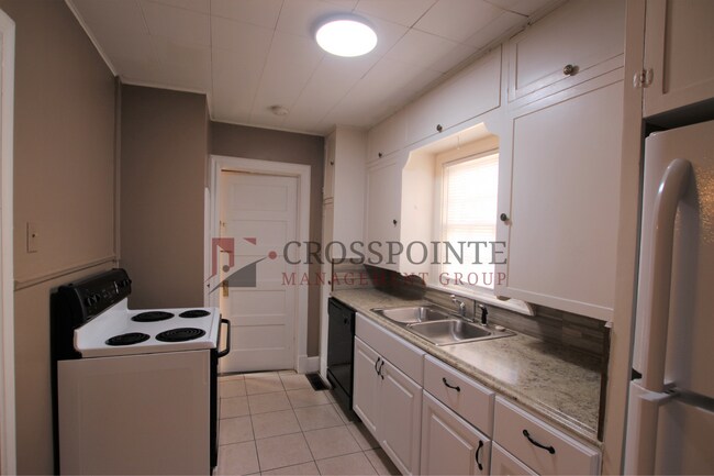 Building Photo - 2 bedroom 1 bath Triplex in central Tyler!