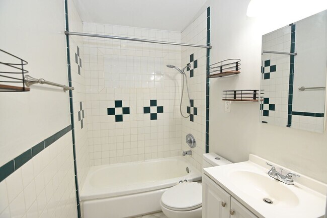 Building Photo - 1935 Jackson St