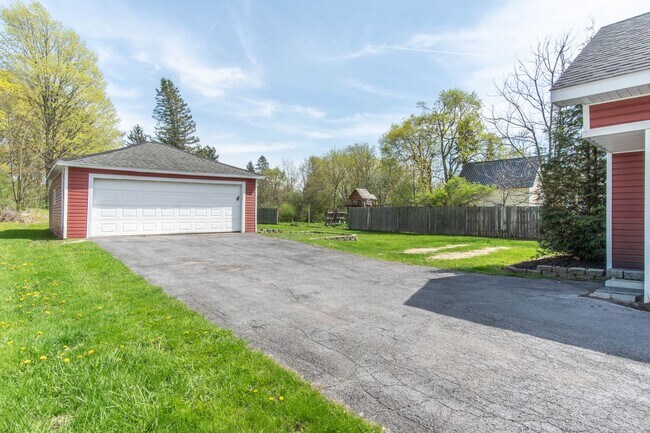 Building Photo - Charming 3Bed/2Bath Home Minutes from Fort Drum | Pet Friendly | Garage + Spacious Yard