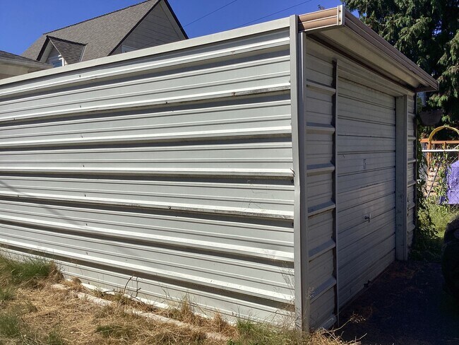 Building Photo - Charming 2BR Home with Spacious Yard, Detached Garage & Garden Oasis