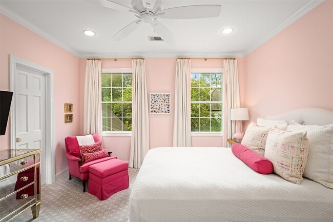 Building Photo - 5527 Briar Dr