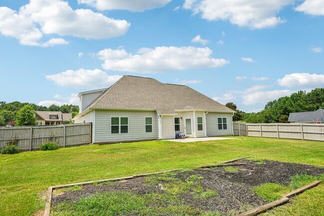 Building Photo - 1121 Birchwood Dr