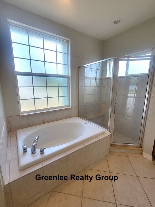 Building Photo - Spacious 3 Bed / 2 Bath pool home with lawn and pool care included in beautiful Rosewood at River...