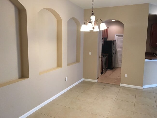 Building Photo - Beautiful 3/2 2nd Floor condo in gated Flo...