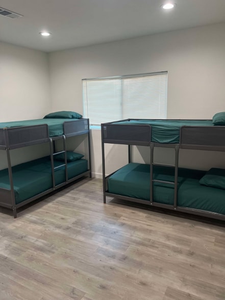 Building Photo - 866 N Edgemont St