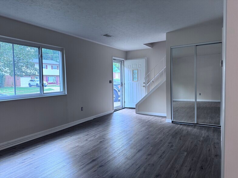 Building Photo - 5589 Goldenrod Dr