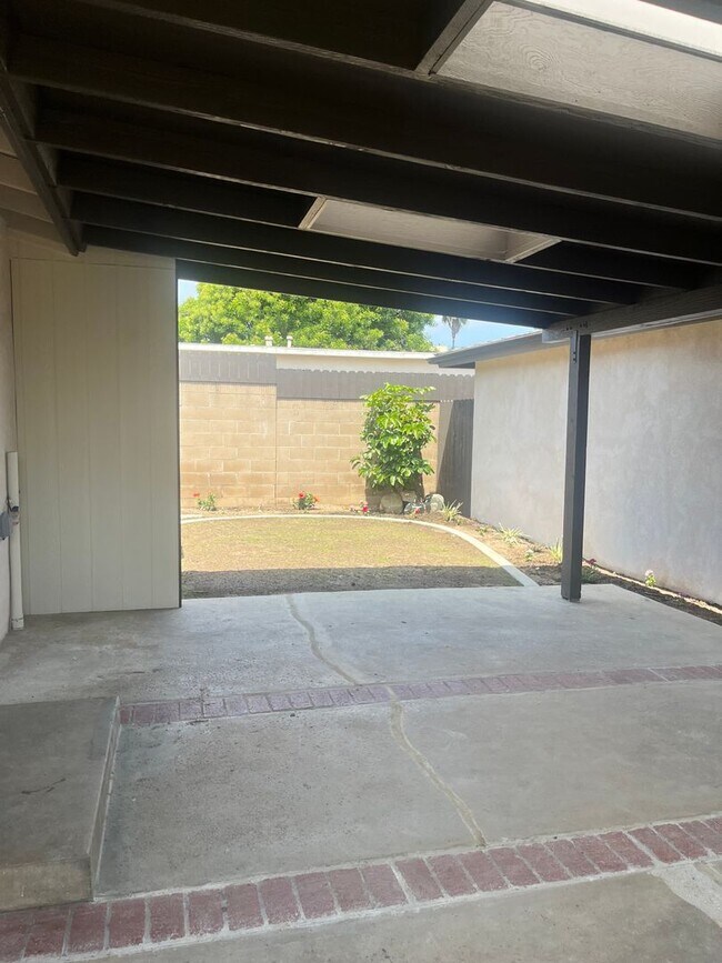 Building Photo - 1147