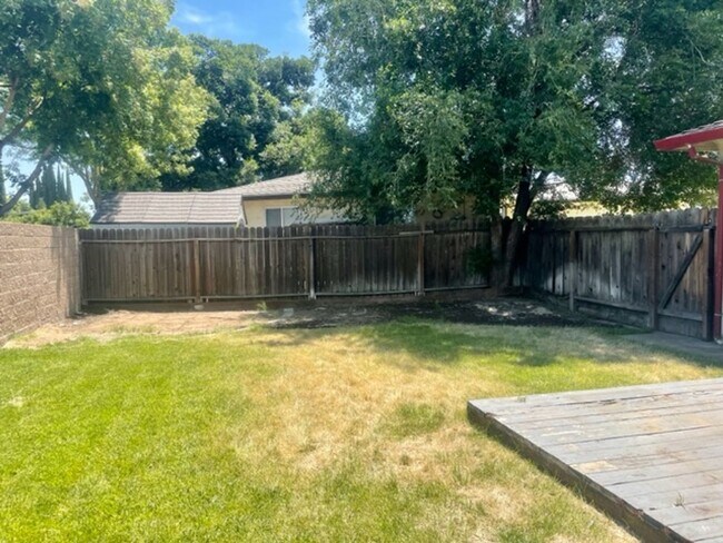 Building Photo - Charming house in an established quiet neighborhood in a court