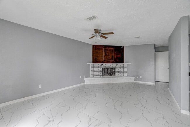 Building Photo - 14618 Flair Dr