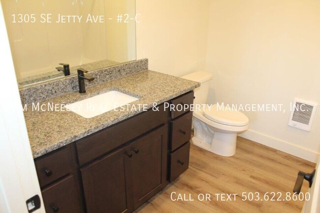 Building Photo - Upper level 2 bed/ 1 bath w/ 1 Assigned Pa...