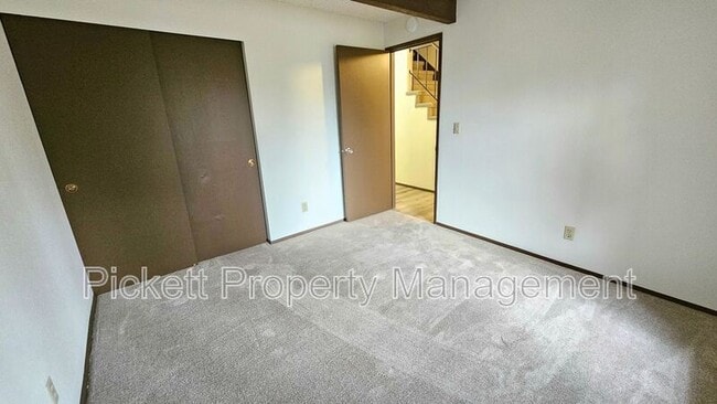 Building Photo - 5401 Pineridge Dr NE