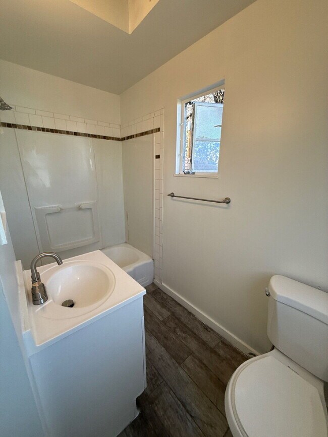 Building Photo - Hidden gem in Ridgecrest! Studio apartment! Move-in special!