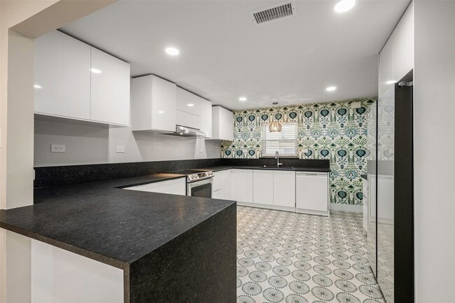 Building Photo - 6226 Bandera Ave