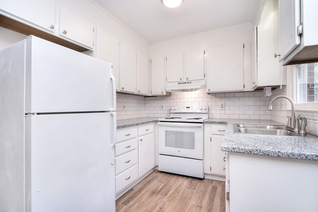 Bright and fresh kitchen - 339 Sunny Hill Dr