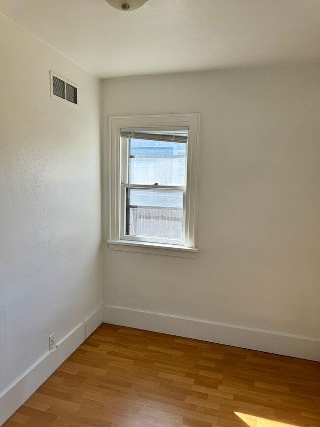 Building Photo - 2114 E 11th St