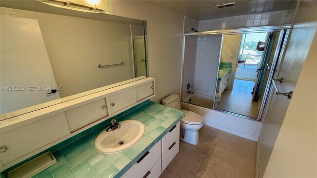 Building Photo - 900 Bay Dr