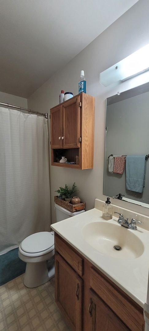 Building Photo - 3 Bedroom 1.5 bathroom townhome-Eastpointe...