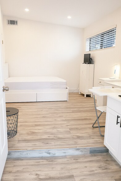 Full-size bed w/drawers - 2415 SW 64th Ave