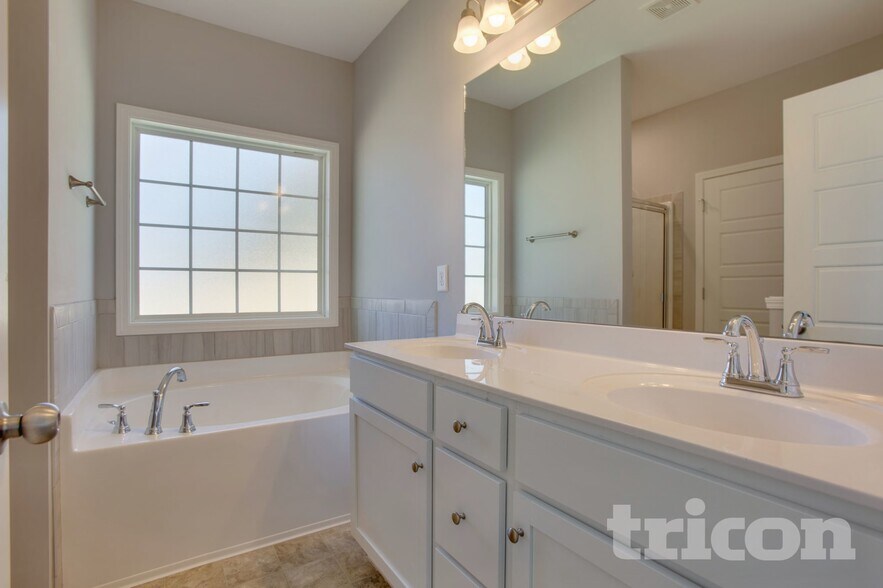 Building Photo - 718 W Coker Way