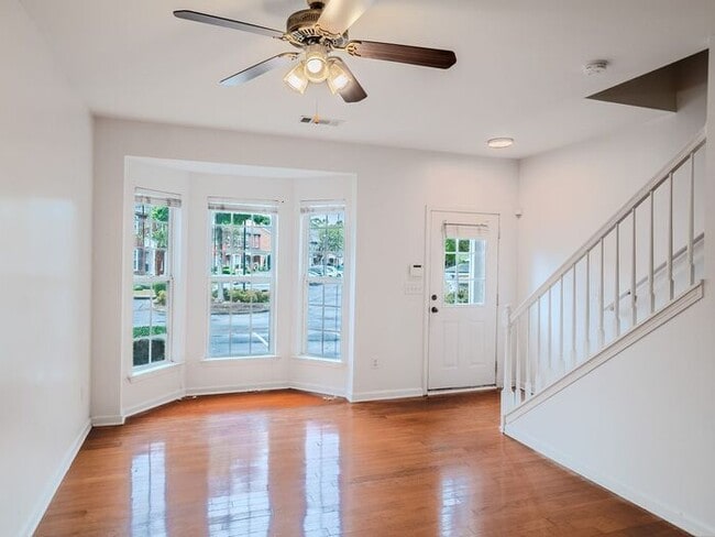 Building Photo - 1607 Cove Creek Cir