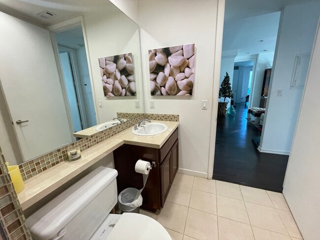 Your Private bathroom - 637 S Fairfax Ave