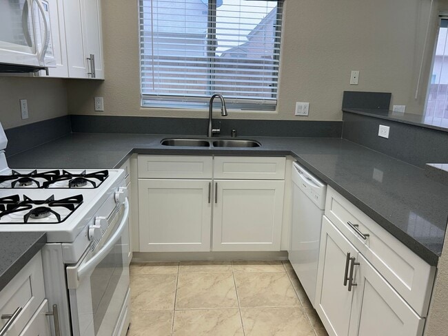 Building Photo - 2 story townhome in Mountains Edge