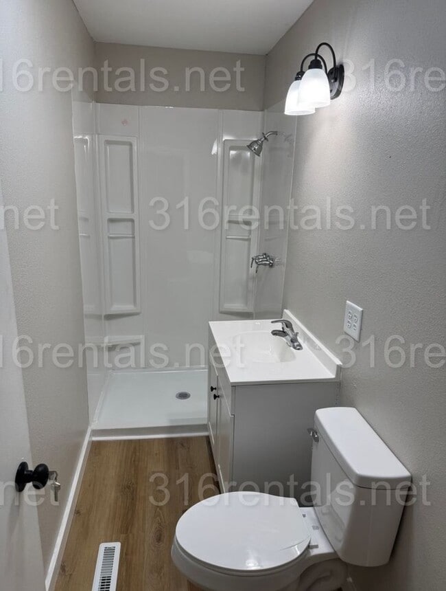 Building Photo - Recently Remodeled 3 Bedroom Home