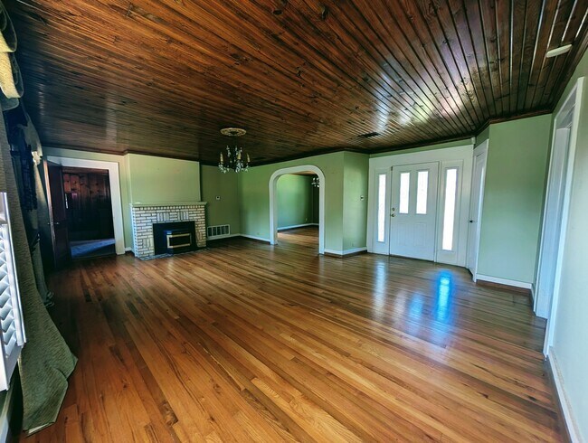 Building Photo - 6400 Gibson Ln