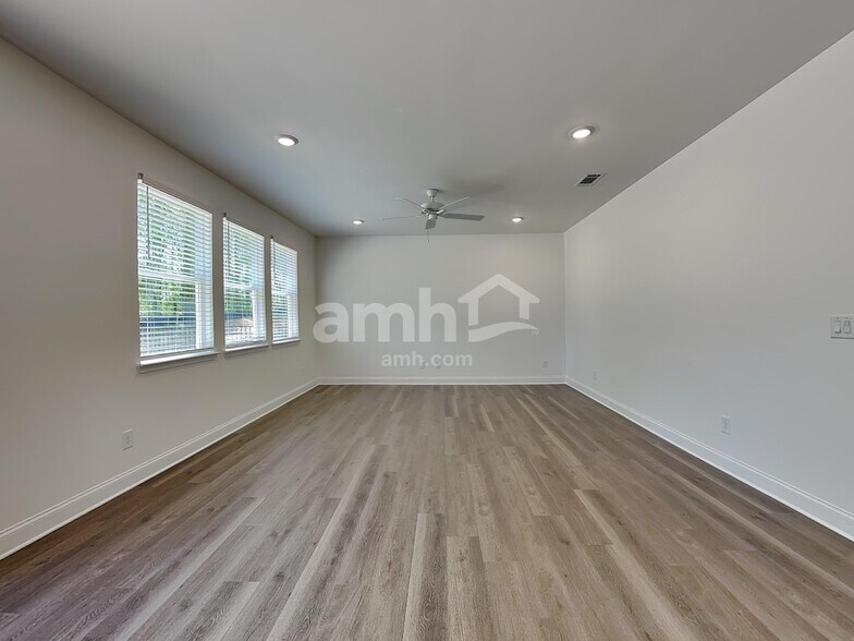 Building Photo - 11 Hickory Ct