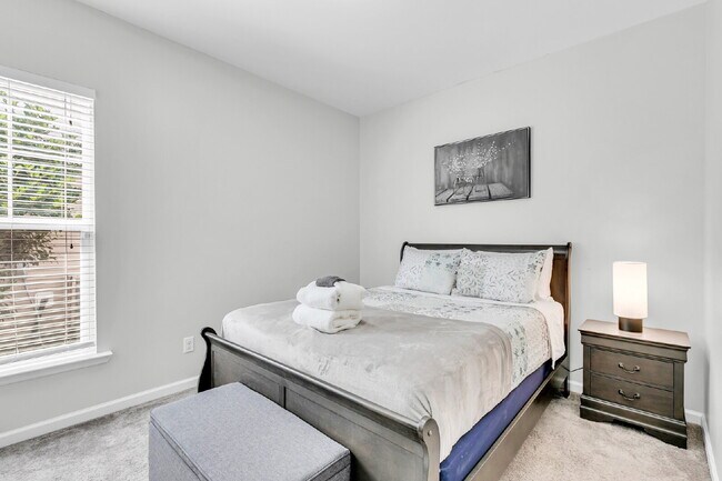 Building Photo - Cozy executive rental in Savannah highlands