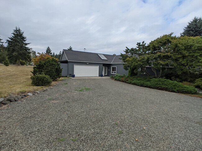 Building Photo - 3 bed 3 bath on 4.8 acres w/ beautiful wat...
