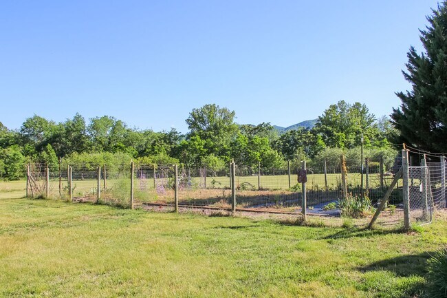 Building Photo - 3 bedroom Country Home on 4 acres
