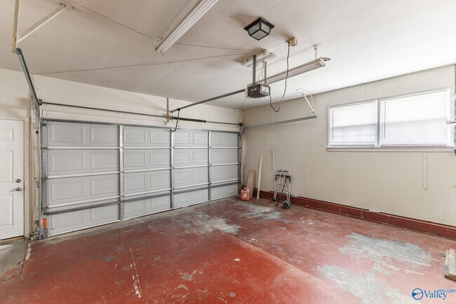 Building Photo - 904 SE Chatterson Rd