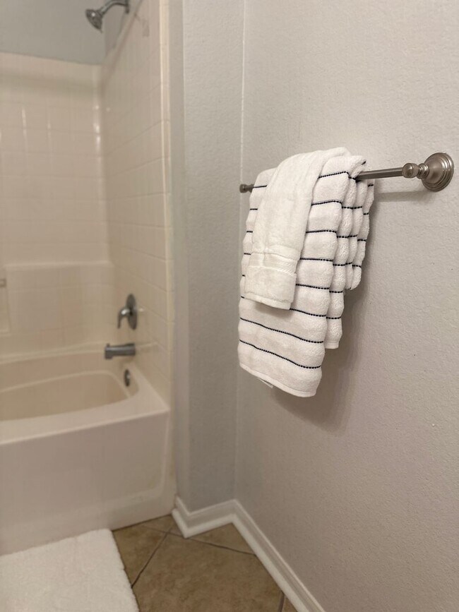 Building Photo - FULLY FURNISHED with King Bed-Pool View 1b...