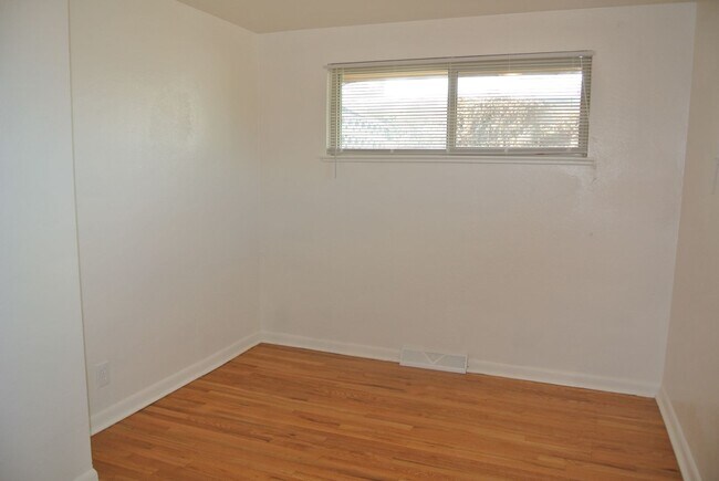 Building Photo - 2 bedroom/1 bathroom